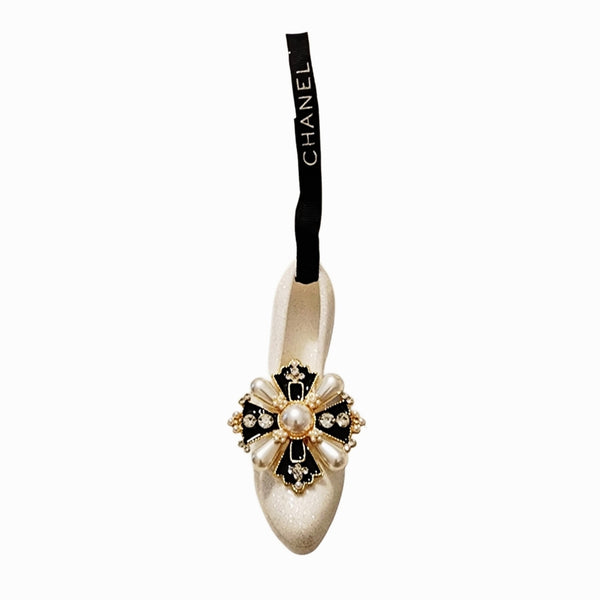 Elegant CC Inspired Black & White Faux Glitter Pump With Large Ornate Medallion